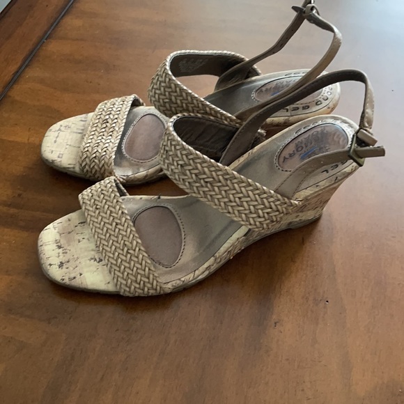 Donated*** Life Stride Memory foam wedges size 8.5 - Picture 3 of 3